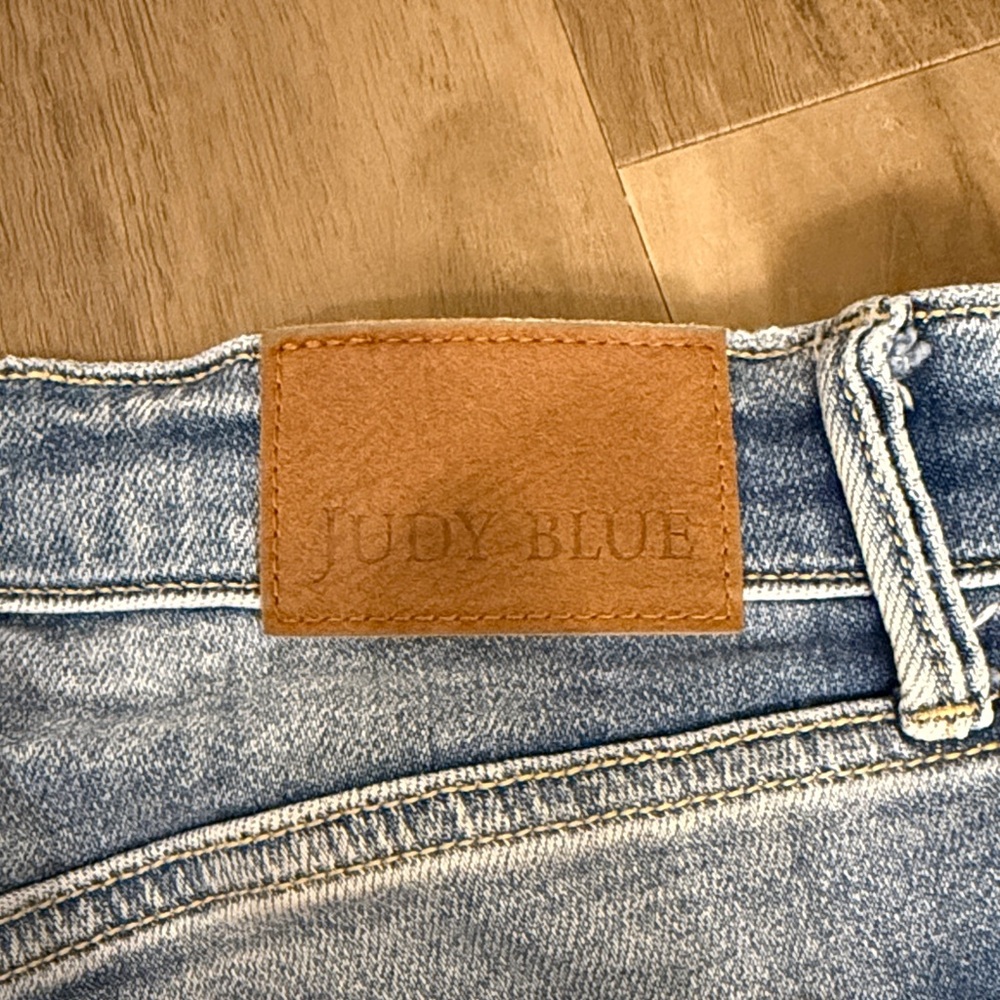 Judy Blue Light Wash Straight Leg Jeans - Picture 4 of 4